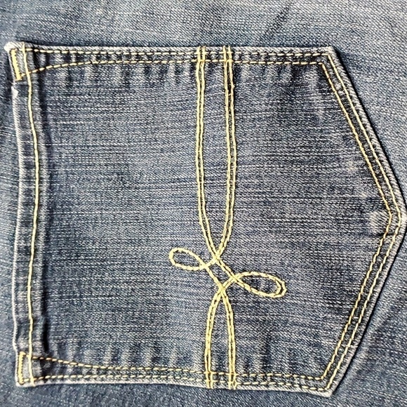 DENIZEN LEVIS MODERN SHORTS. Size 6, waist 28. Inseam 4". - Picture 6 of 10
